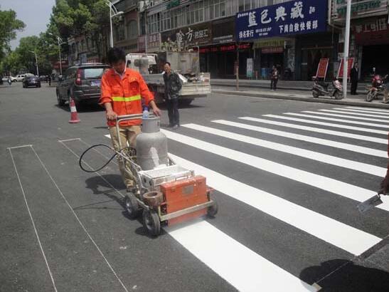 解放路人行道道路標線施工